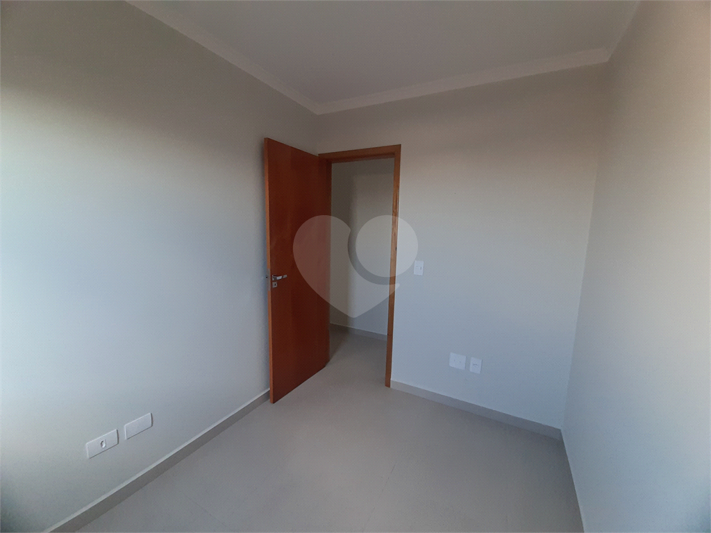 Apartamento COBERTURA com 87m2, 3 quartos, banheiro, sala, cozinha, quintal e 1 vaga