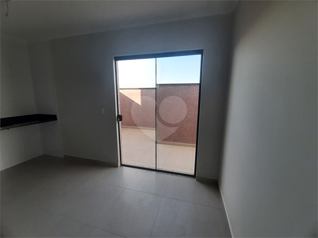 Apartamento COBERTURA com 87m2, 3 quartos, banheiro, sala, cozinha, quintal e 1 vaga