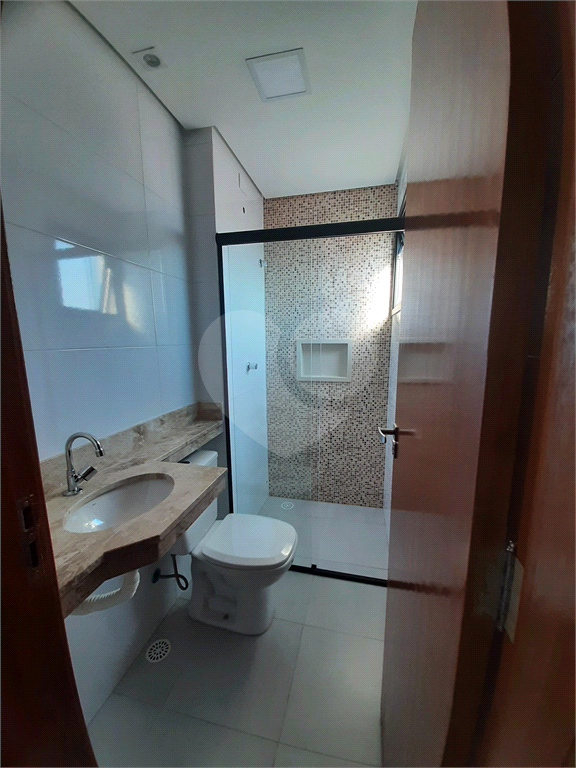 Apartamento COBERTURA com 87m2, 3 quartos, banheiro, sala, cozinha, quintal e 1 vaga