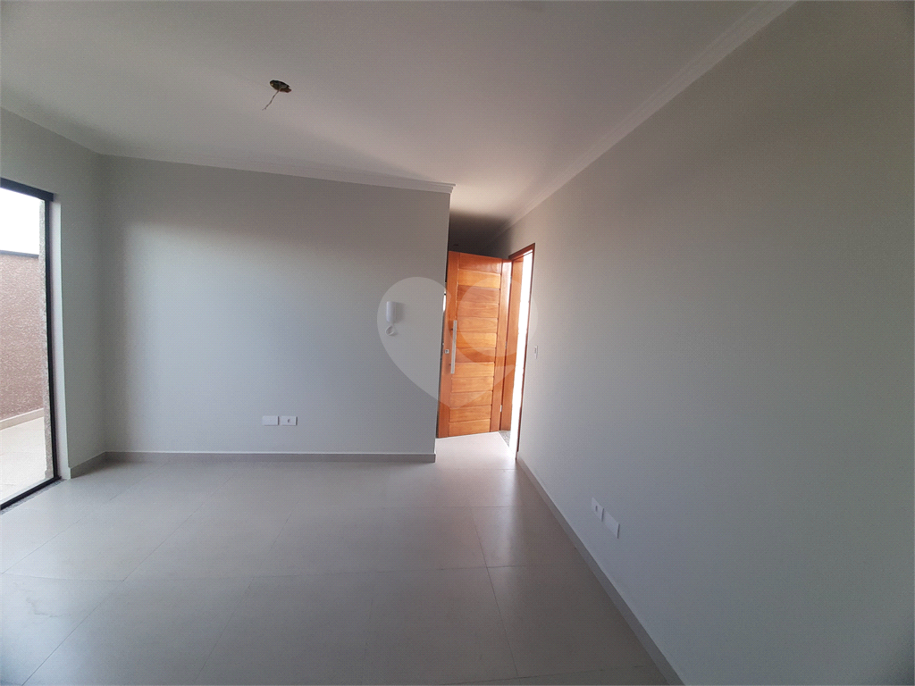 Apartamento COBERTURA com 87m2, 3 quartos, banheiro, sala, cozinha, quintal e 1 vaga