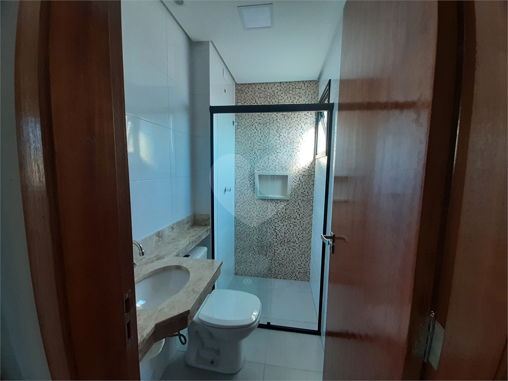 Apartamento COBERTURA com 87m2, 3 quartos, banheiro, sala, cozinha, quintal e 1 vaga