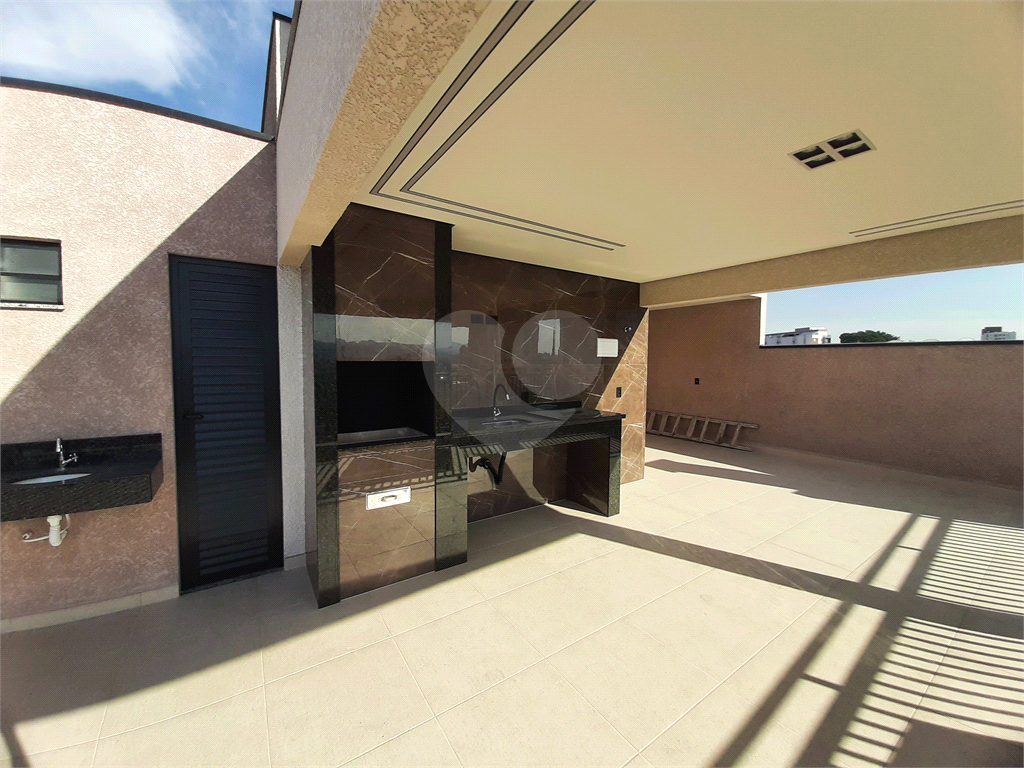 Apartamento COBERTURA com 87m2, 3 quartos, banheiro, sala, cozinha, quintal e 1 vaga