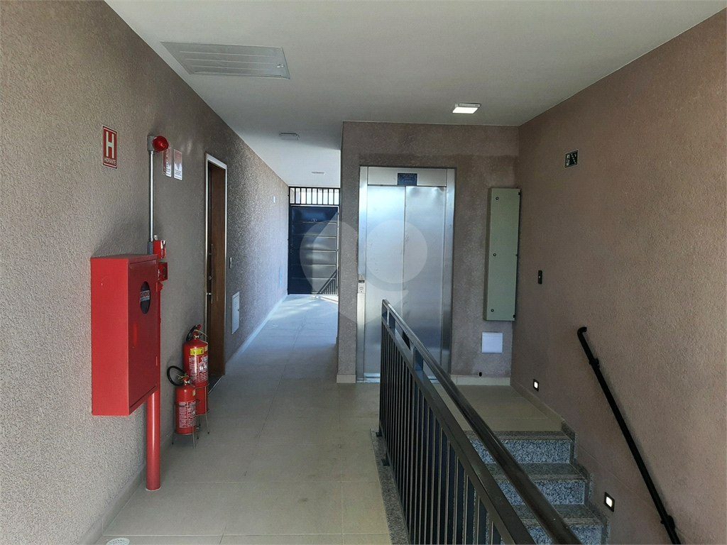 Apartamento COBERTURA com 87m2, 3 quartos, banheiro, sala, cozinha, quintal e 1 vaga