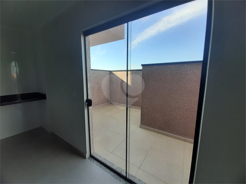 Apartamento COBERTURA com 87m2, 3 quartos, banheiro, sala, cozinha, quintal e 1 vaga