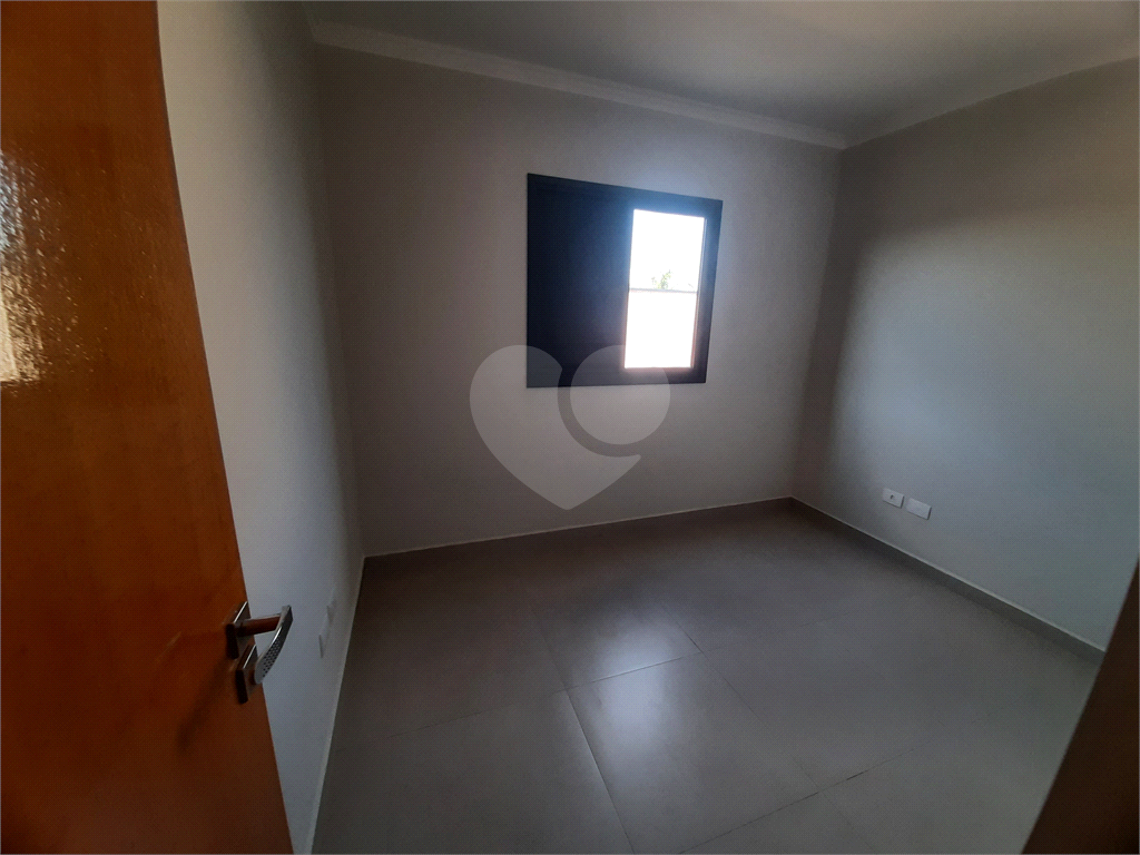 Apartamento COBERTURA com 87m2, 3 quartos, banheiro, sala, cozinha, quintal e 1 vaga