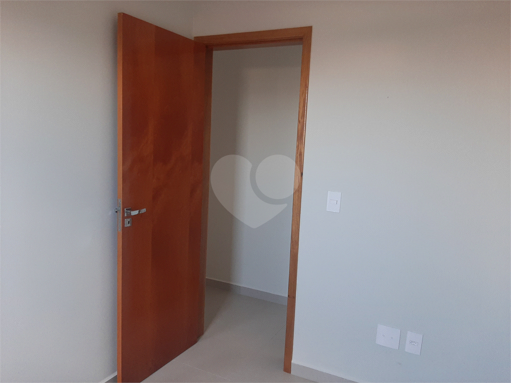 Apartamento COBERTURA com 87m2, 3 quartos, banheiro, sala, cozinha, quintal e 1 vaga
