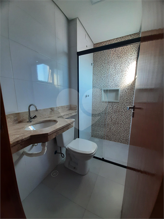 Apartamento COBERTURA com 87m2, 3 quartos, banheiro, sala, cozinha, quintal e 1 vaga