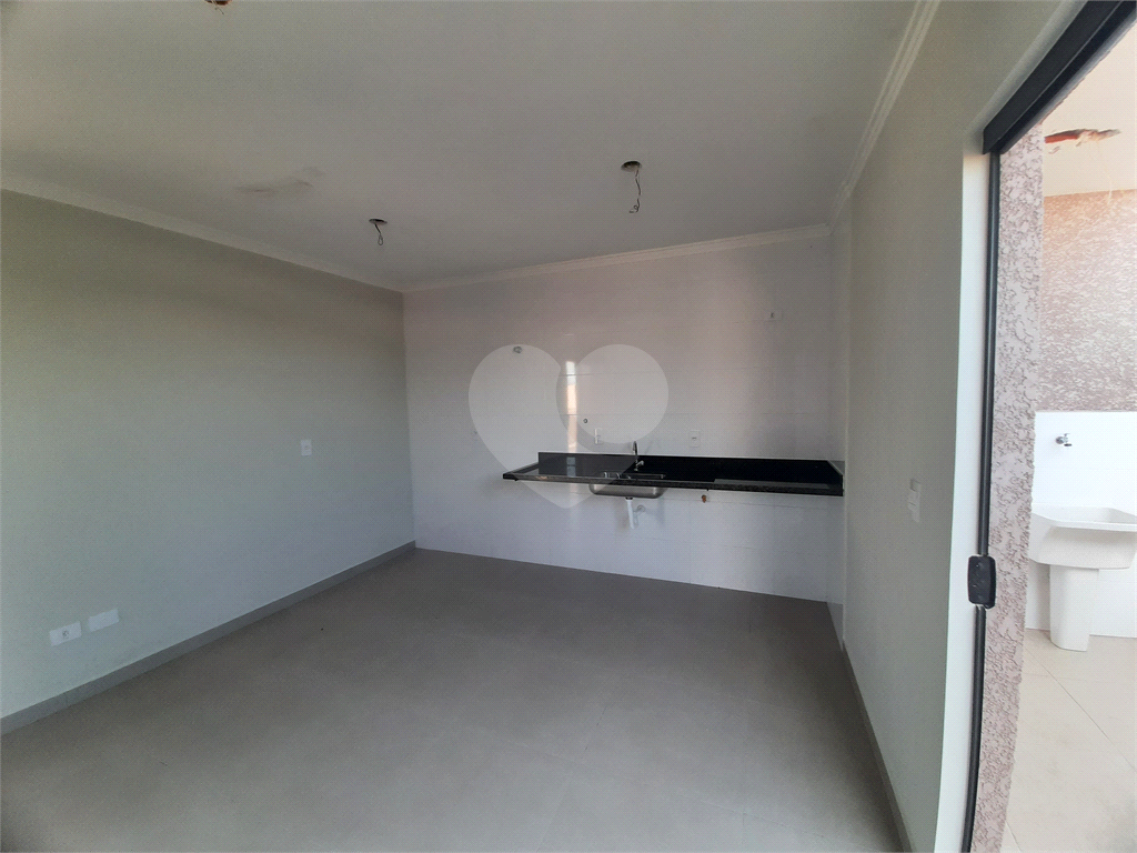Apartamento COBERTURA com 87m2, 3 quartos, banheiro, sala, cozinha, quintal e 1 vaga