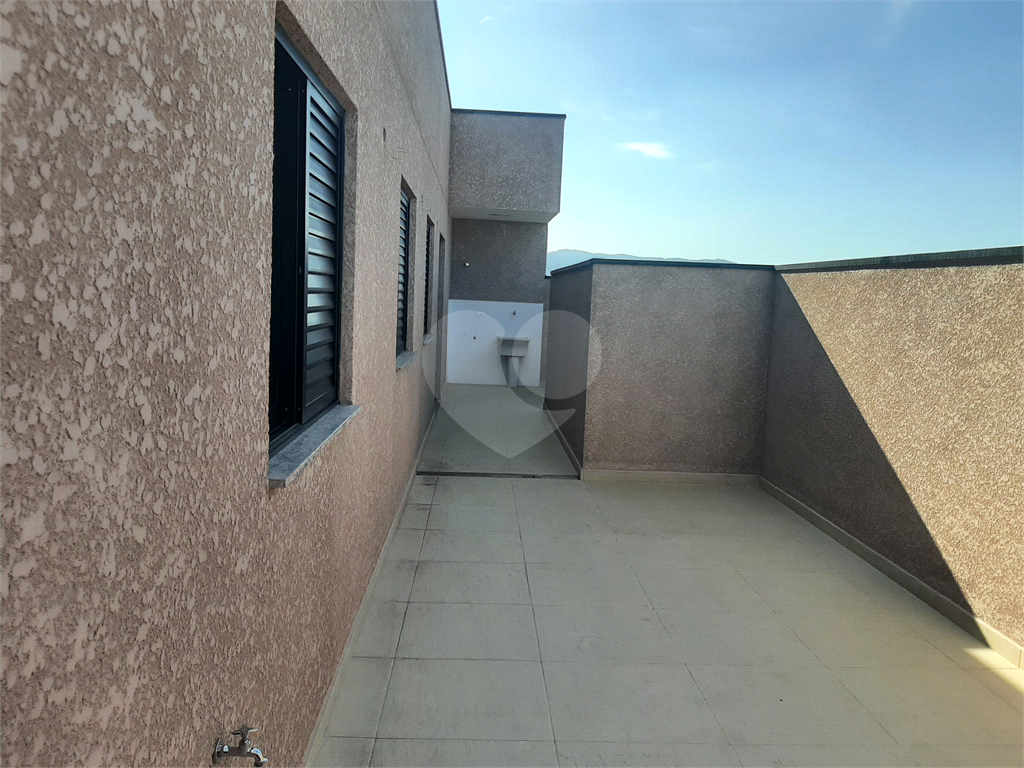 Apartamento COBERTURA com 87m2, 3 quartos, banheiro, sala, cozinha, quintal e 1 vaga