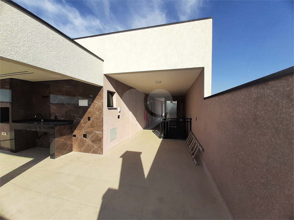 Apartamento COBERTURA com 87m2, 3 quartos, banheiro, sala, cozinha, quintal e 1 vaga