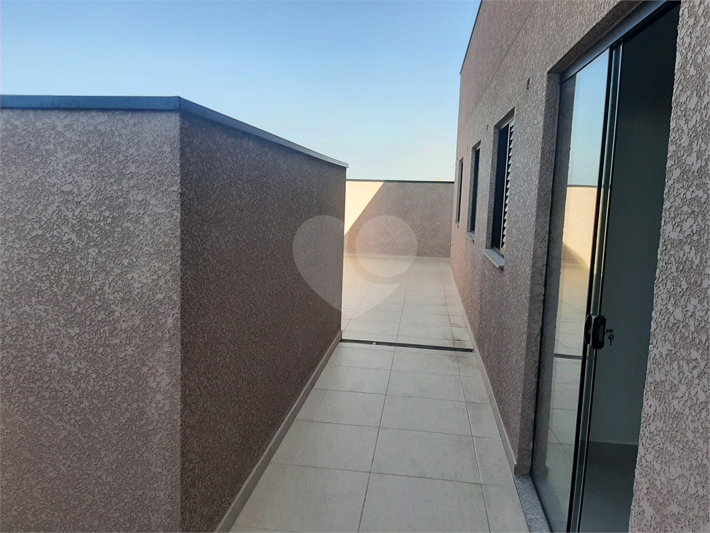 Apartamento COBERTURA com 87m2, 3 quartos, banheiro, sala, cozinha, quintal e 1 vaga