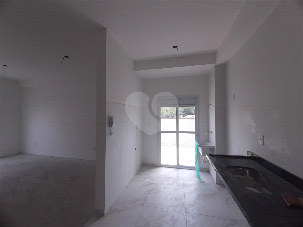 Apartamento com 46,10m2, 2 quartos, sala, cozinha, banheiro, área de serviço com quintal e 1 vaga