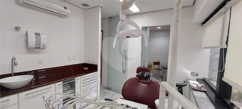Sala Comercial com Equipamentos Odontológicos