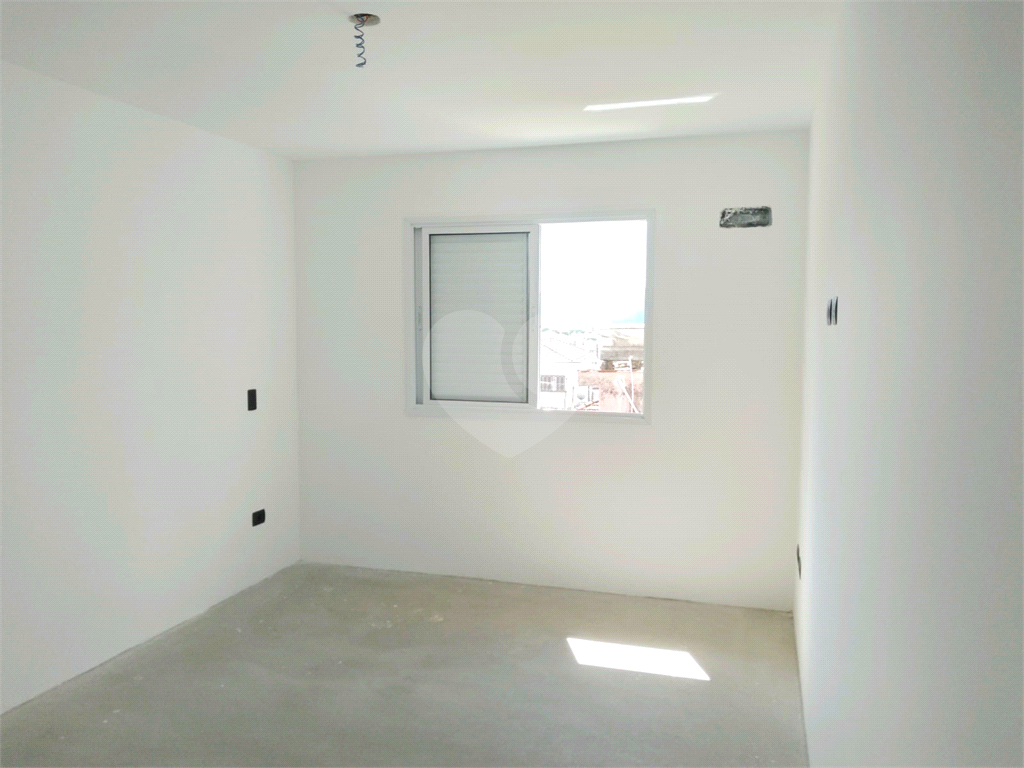  Sobrado com 200m2 de área construída com 3 suítes, 4 banheiros,  quintal gourmet e 2 vagas