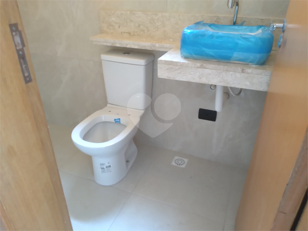  Sobrado com 200m2 de área construída com 3 suítes, 4 banheiros,  quintal gourmet e 2 vagas