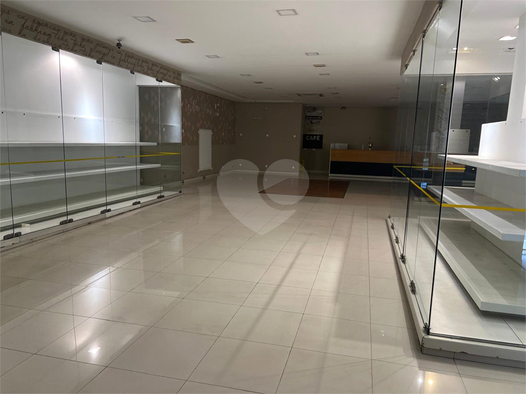 Galpão Comercial a venda ou locação no  Centro.