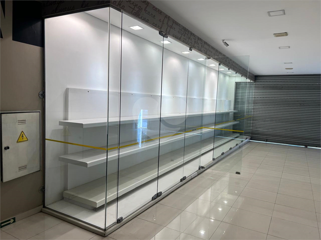 Galpão Comercial a venda ou locação no  Centro.