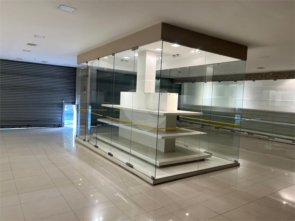 Galpão Comercial a venda ou locação no  Centro.