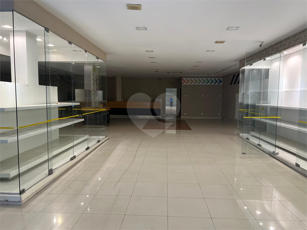 Galpão Comercial a venda ou locação no  Centro.