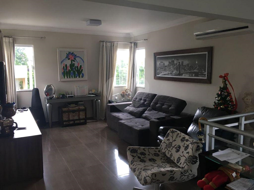 Casa de Condomínio à venda com 4 quartos, 230m² - Foto 1