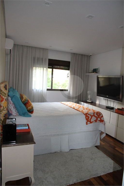 APARTAMENTO em CAMPO BELO