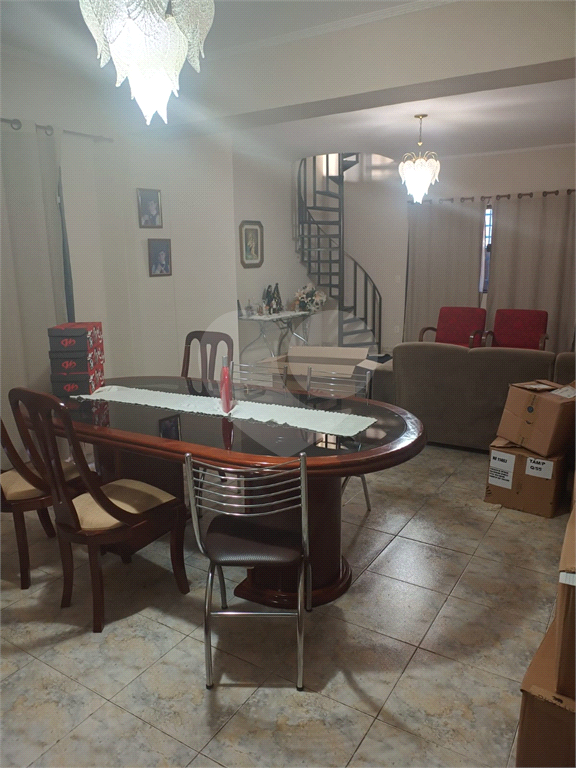 Sobrado à venda com 5 quartos, 300m² - Foto 1