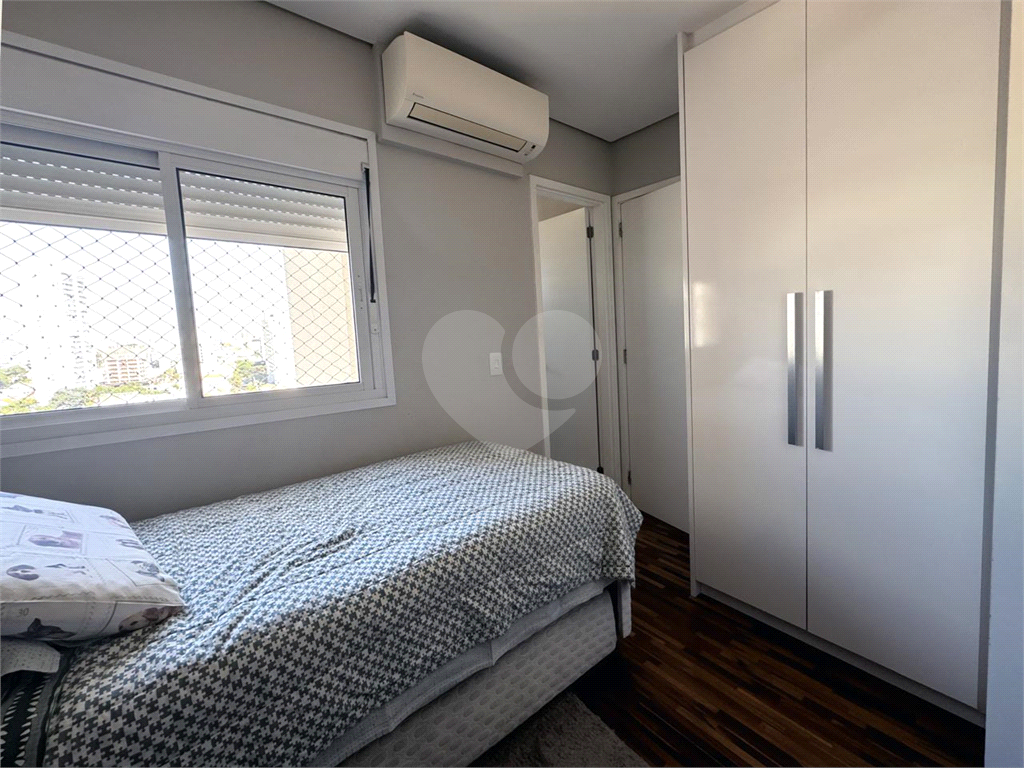 Lindo apartamento na Aclimação com varanda gourmet em andar alto.
