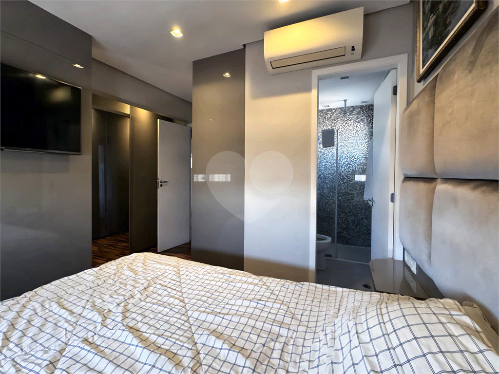 Lindo apartamento na Aclimação com varanda gourmet em andar alto.