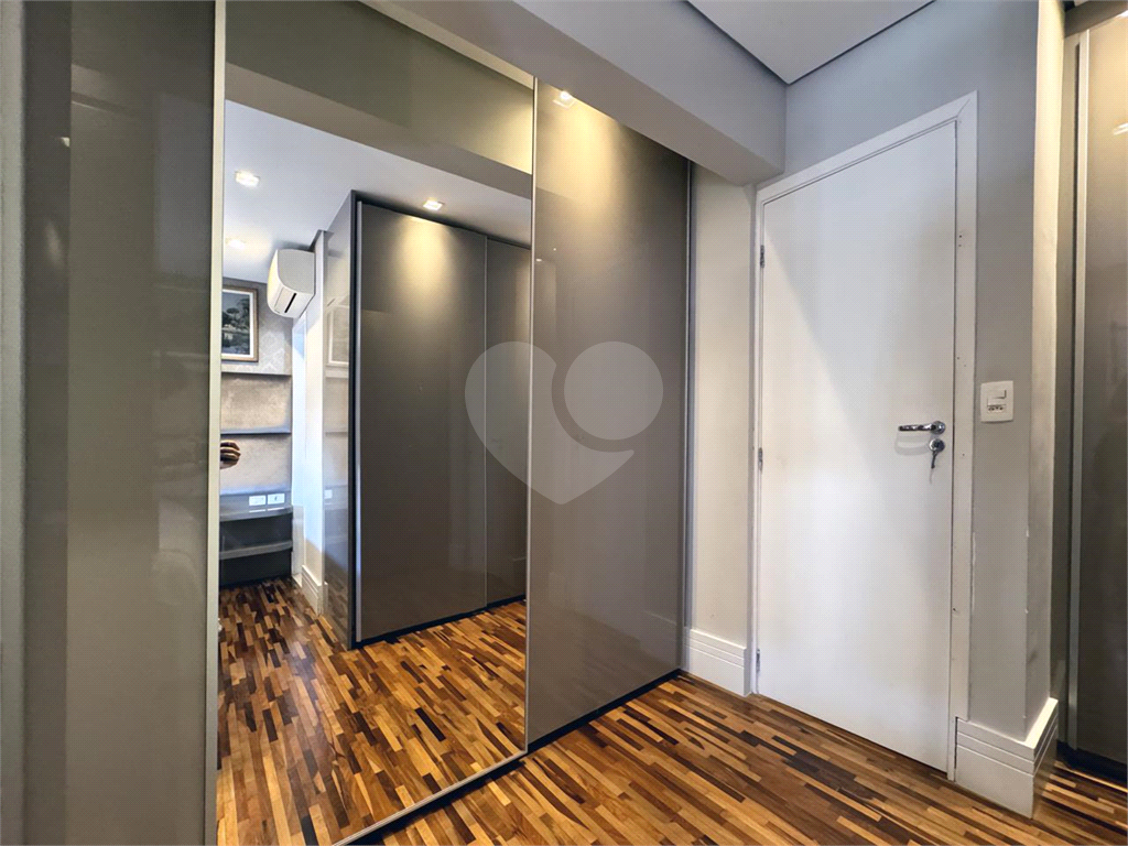 Lindo apartamento na Aclimação com varanda gourmet em andar alto.