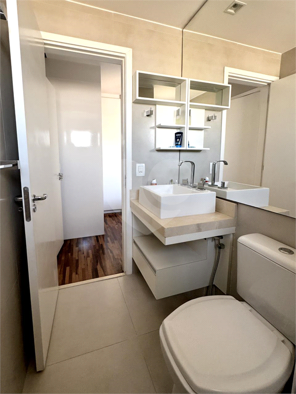 Lindo apartamento na Aclimação com varanda gourmet em andar alto.