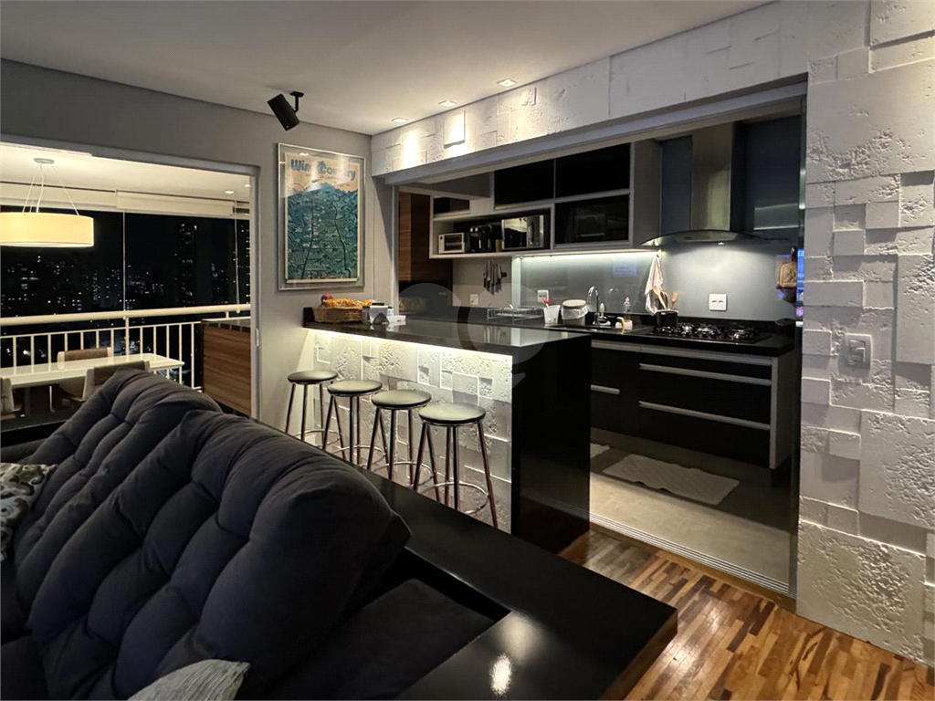 Lindo apartamento na Aclimação com varanda gourmet em andar alto.