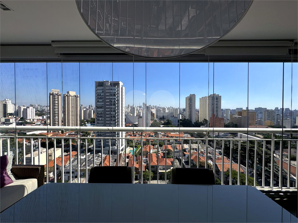 Lindo apartamento na Aclimação com varanda gourmet em andar alto.