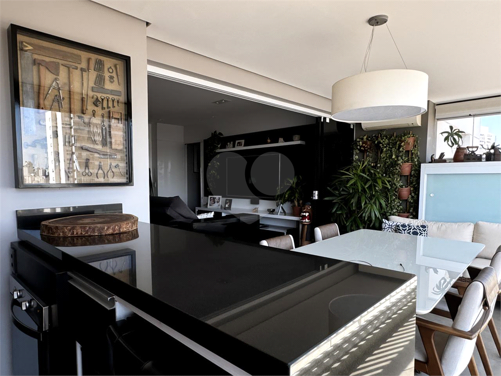 Lindo apartamento na Aclimação com varanda gourmet em andar alto.
