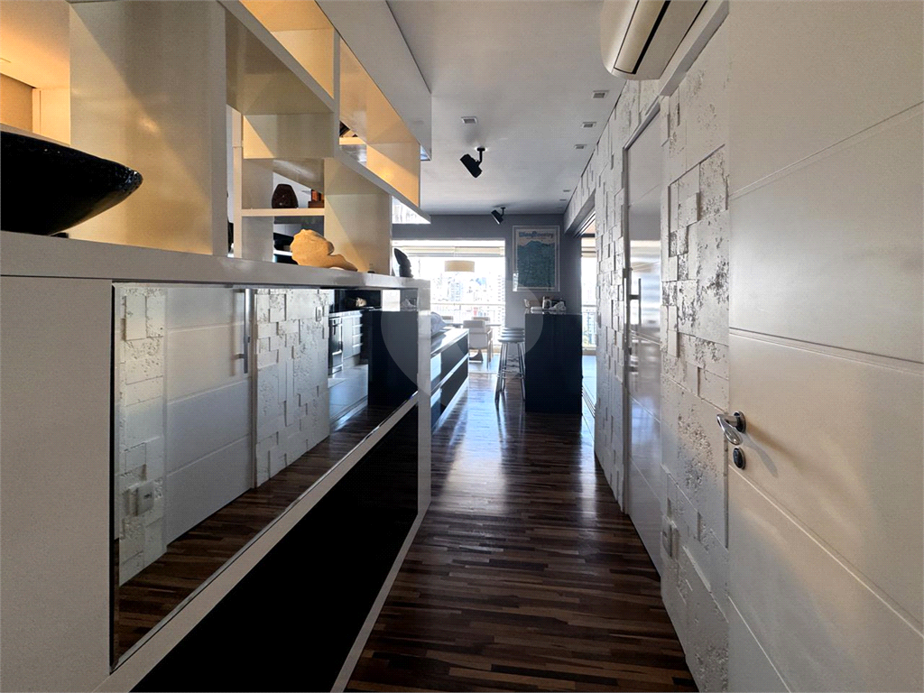 Lindo apartamento na Aclimação com varanda gourmet em andar alto.
