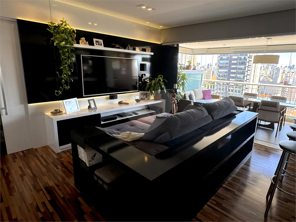 Lindo apartamento na Aclimação com varanda gourmet em andar alto.