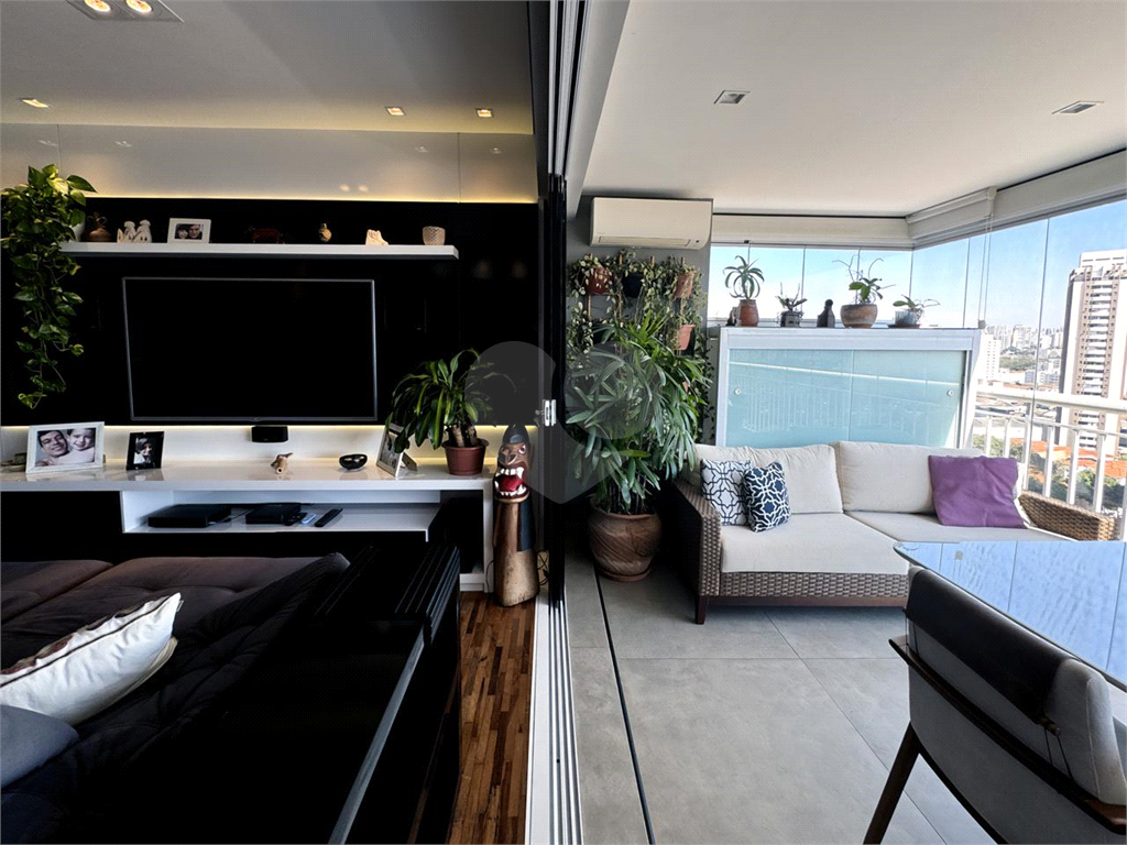 Lindo apartamento na Aclimação com varanda gourmet em andar alto.