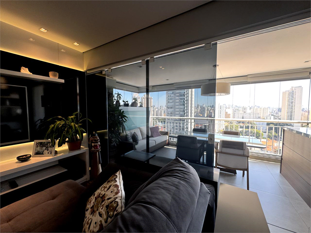 Lindo apartamento na Aclimação com varanda gourmet em andar alto.