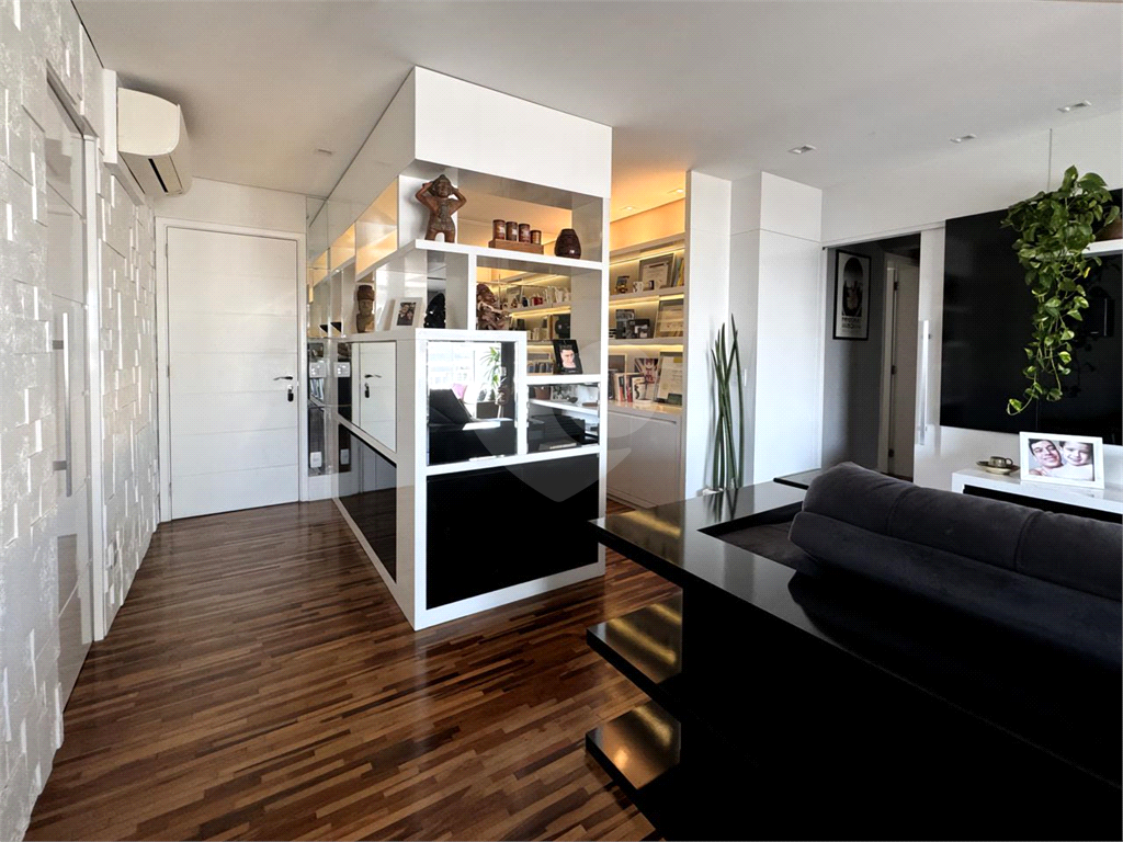Lindo apartamento na Aclimação com varanda gourmet em andar alto.