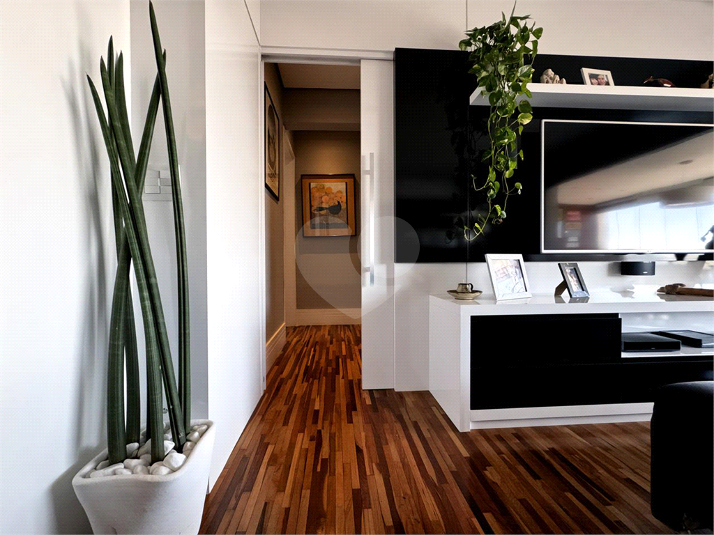 Lindo apartamento na Aclimação com varanda gourmet em andar alto.