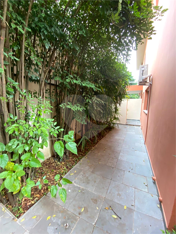 Lindo Sobrado com quatro dormitórios na Vila Madalena