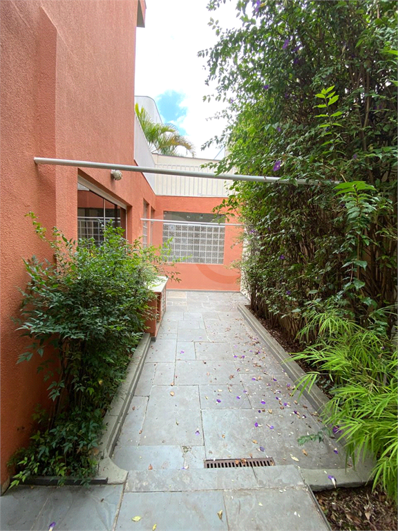 Lindo Sobrado com quatro dormitórios na Vila Madalena