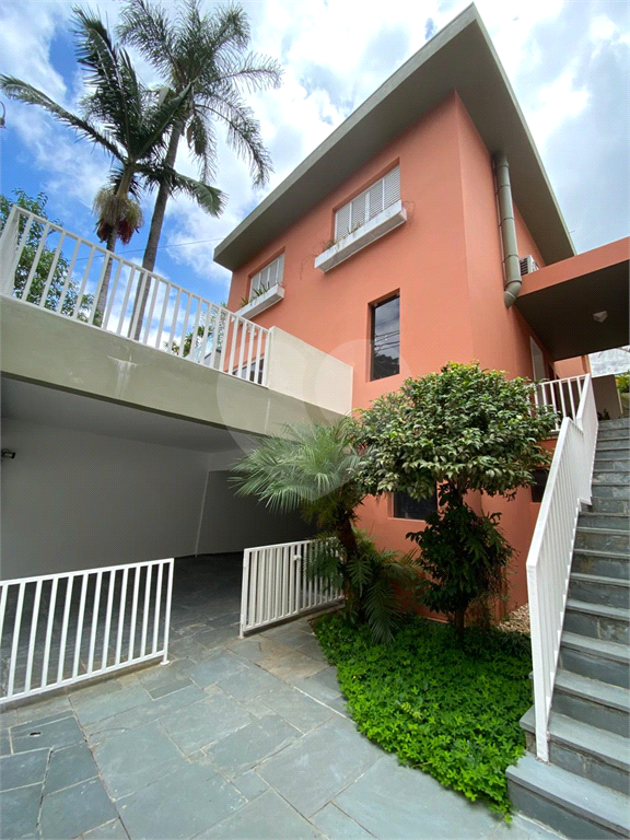 Lindo Sobrado com quatro dormitórios na Vila Madalena