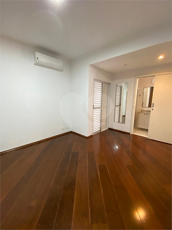 Lindo Sobrado com quatro dormitórios na Vila Madalena