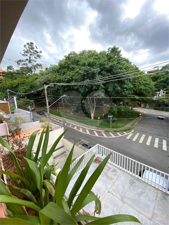 Lindo Sobrado com quatro dormitórios na Vila Madalena