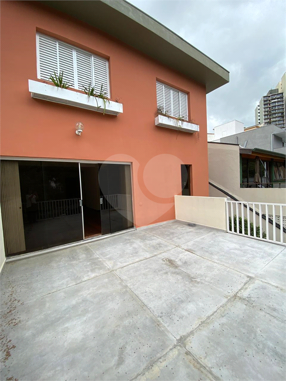 Lindo Sobrado com quatro dormitórios na Vila Madalena