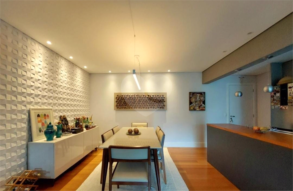 Apartamento com 2 dormitórios, sendo 2 suítes, 3 banheiros e 2 vagas de garagem