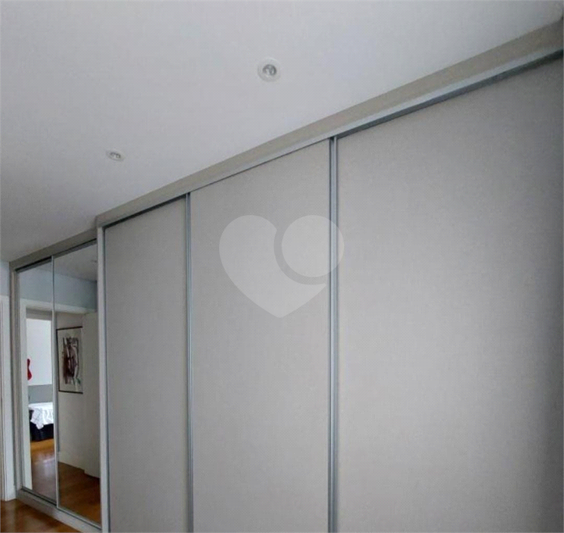 Apartamento com 2 dormitórios, sendo 2 suítes, 3 banheiros e 2 vagas de garagem