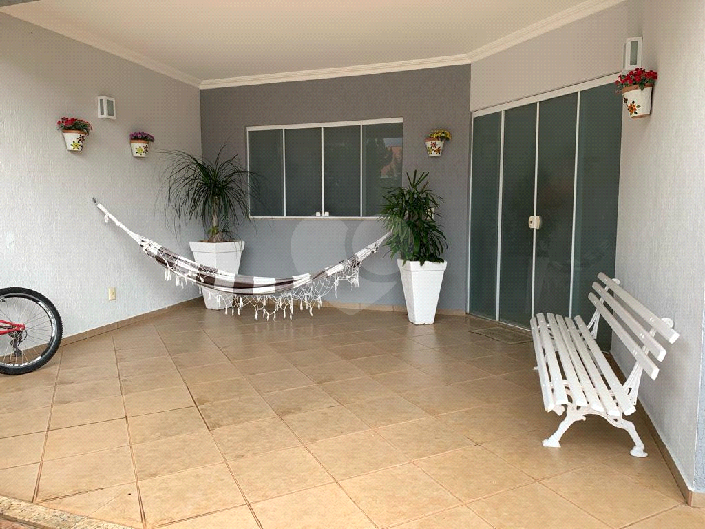 Casa de Condomínio à venda com 4 quartos, 220m² - Foto 1