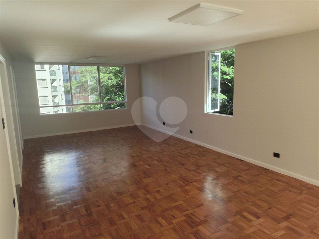Amplo Apartamento Reformado no Coração dos Jardins.