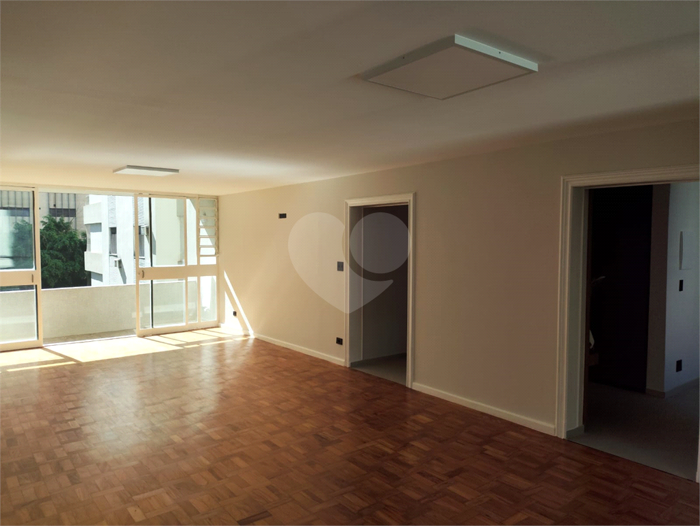 Amplo Apartamento Reformado no Coração dos Jardins.